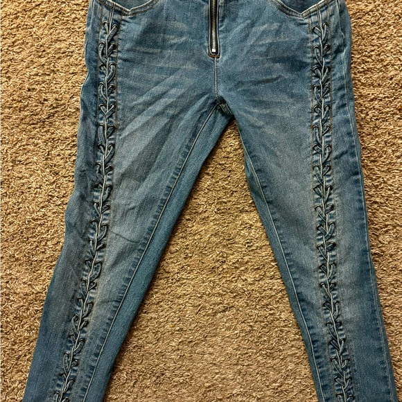 Venus brand Woman size 4 Lace up sides Zipper closure. Great condition No flaws - Picture 6 of 15